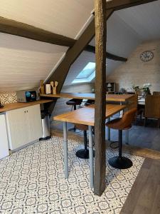 een kamer met een tafel en stoelen op een zolder bij Sweet Dreams by Pegase in Vlezenbeek