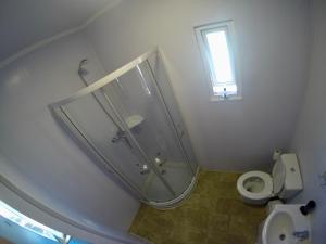 La salle de bains est pourvue d'une douche, de toilettes et d'une fenêtre. dans l'établissement Tampu, the Container House, à Cafayate