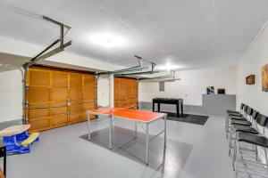 una mesa de ping pong en una habitación con sillas en Family Friendly Funhouse Near Langley, en Langley