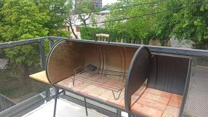 un barbecue in cima a un balcone di Departamento céntrico Ponce a San Rafael