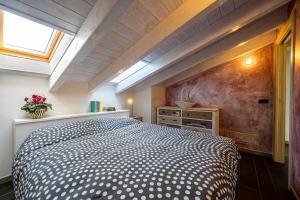 une chambre avec un grand lit et une fenêtre dans l'établissement Verde Ferienhaus mit Panorama-Seeblick, à Pianello Del Lario