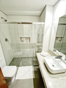 a bathroom with a toilet and a sink at Hotel Cabreúva Resort in Cabreúva