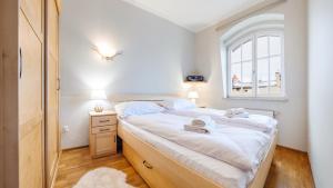 een kleine slaapkamer met een bed en een raam bij Apartamenty Sun & Snow Na Monte Cassino in Sopot