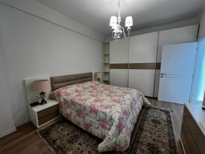 um quarto com uma cama, uma cómoda e um frigorífico em Noa's happy place em Tirana