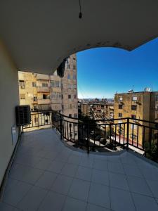 uma vista a partir da varanda de um edifício em Noa's happy place em Tirana