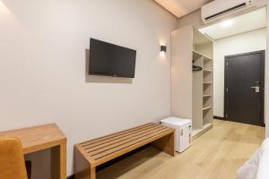 Tri Hotel Antônio Prado的电视和/或娱乐中心