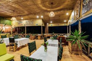Reštaurácia alebo iné gastronomické zariadenie v ubytovaní Ruhondo Island Retreat