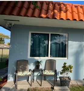 dos sillas sentadas en un porche frente a una ventana en Relax 521- at the side en Miami