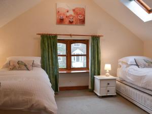 - une chambre mansardée avec 2 lits et une fenêtre dans l'établissement Old Mill- 23398, à Bradworthy