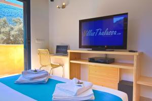 TV a/nebo společenská místnost v ubytování Villa Amoudia + 2 fotografie