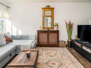 ein Wohnzimmer mit einem Sofa und einem TV in der Unterkunft Pass the Keys Stylish Family Friendly 3 Bed Home in Borehamwood in Borehamwood