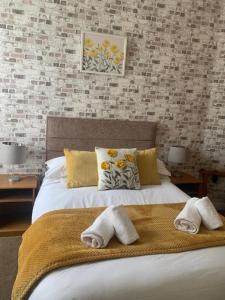 - une chambre avec un lit et 2 serviettes dans l'établissement The Dickens Bar & Inn, à Scarborough