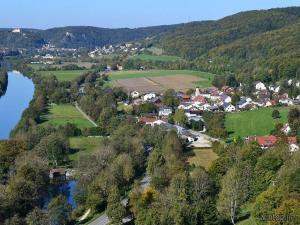 uma vista aérea de uma pequena cidade ao lado de um rio em Ferienwohnungen Klügl em Riedenburg