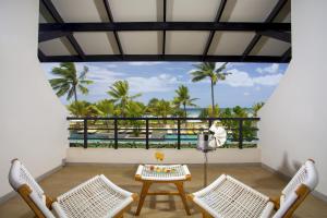 Bazén v ubytování NH Bentota Ceysands Resort nebo v jeho okolí