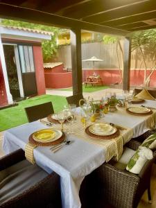 - une table avec des assiettes et des verres à vin dans l'établissement Chalet exclusivo bonalba, à Alicante