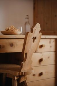 una silla de madera sentada frente a un escritorio en Gourmet Hotel Gran Ander, en Badia
