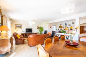 - un salon avec une table et un canapé dans l'établissement Villa Estrelícia - Pool - Free wi-fi - New in Booking, à Loulé