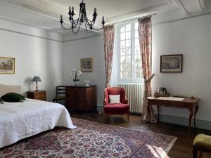 Ένα ή περισσότερα κρεβάτια σε δωμάτιο στο Chateau La Rochette +44 φωτογραφίες