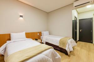 Tri Hotel Antônio Prado客房内的一张或多张床位