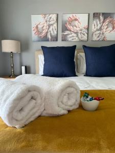 a white towel on a bed in a bedroom at Ataria Place in Cradock