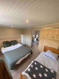 um quarto com duas camas num quarto em La cabane familiale em Champdieu