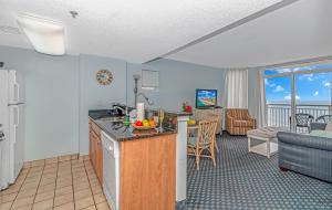 cocina y sala de estar con vistas al océano en Atlantica 901, en Myrtle Beach