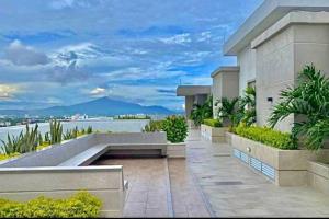 a balcony of a house with a view of the ocean at Divino Apto Cucuta-3 Hab-2 Aires in Cúcuta