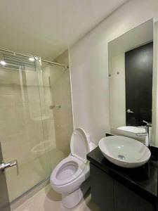 a bathroom with a toilet and a sink and a shower at Divino Apto Cucuta-3 Hab-2 Aires in Cúcuta