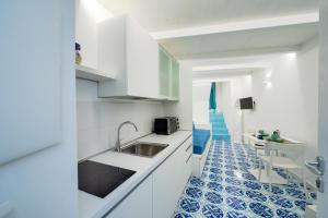 A kitchen or kitchenette at Piccolo Scrigno