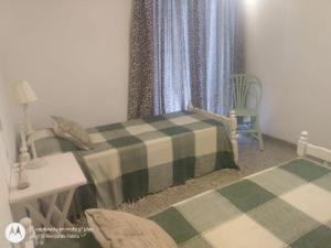 1 dormitorio con cama, mesa y ventana en La Ñata en Federación