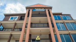um edifício com uma placa no topo em GEORGE VEE HOTEL LTD em Kumasi