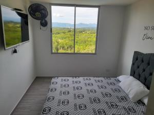 Postel nebo postele na pokoji v ubytování APARTAMENTO COMODO Y ELEGANTE EN RICAURTE CUNDINAMARCA a