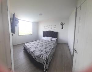 Postel nebo postele na pokoji v ubytování APARTAMENTO COMODO Y ELEGANTE EN RICAURTE CUNDINAMARCA a