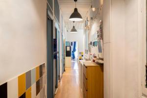 Kuchyň nebo kuchyňský kout v ubytování Casa Barcelo Hostel Barcelona