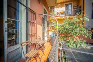 - un balcon avec deux bancs sur le côté du bâtiment dans l'établissement Casa Barcelo Hostel Barcelona, à Barcelone