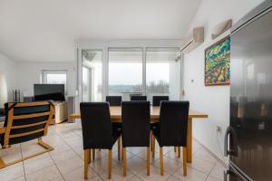 Televízia a/alebo spoločenská miestnosť v ubytovaní Apartment Branka - Monterol