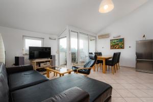 Televízia a/alebo spoločenská miestnosť v ubytovaní Apartment Branka - Monterol
