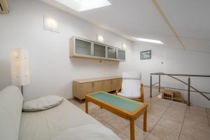 Habitación con 2 camas, mesa y silla en Apartments Monterol Stella Maris, en Umag