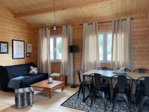 sala de estar con mesa y sofá en Ô Village en Giromagny