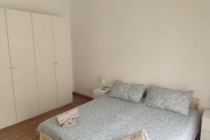 A bed or beds in a room at Incantevole Appartamento Via Molino Delle Armi Még 3 kép