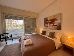een slaapkamer met een bed en een groot raam bij Bergamoinhouse in Bergamo