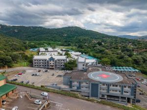 uma vista aérea de um parque de estacionamento com um campo de basquetebol em Dew Drop Inn em Nelspruit