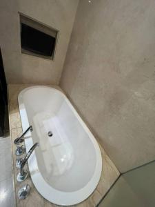 ein Bad mit einem weißen WC in einem Zimmer in der Unterkunft Perfect Marina Stay @ Strait Quay 6 Pax Max in Bagan Jermal