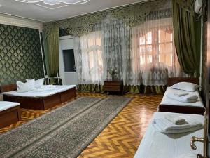 Giường trong phòng chung tại MIR HOSTEL