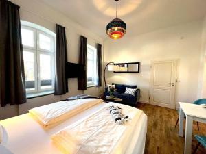 - une chambre avec un grand lit dans une pièce dotée de fenêtres dans l'établissement Kapitaenshaus-Lassen-Zimmer-Mendoza, à Westerland