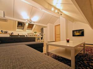een woonkamer met een bank en een tafel met een kaars bij One bedroom apartement with wifi at Waterloo in Waterloo