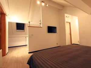 um quarto com uma cama e uma televisão na parede em One bedroom apartement with wifi at Waterloo em Waterloo
