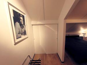 um quarto com uma cama e uma fotografia na parede em One bedroom apartement with wifi at Waterloo em Waterloo