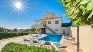 Bazén v ubytovaní Costacabana - Villa Holiday alebo v jeho blízkosti