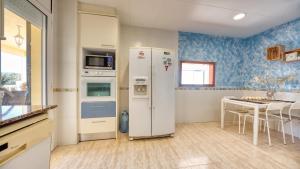 Kuchyňa alebo kuchynka v ubytovaní Costacabana - Villa Holiday